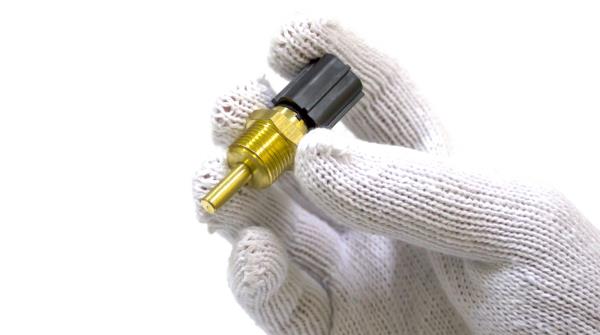 4种迹象表明你的发动机冷却液温度传感器坏了(修理它的成本)